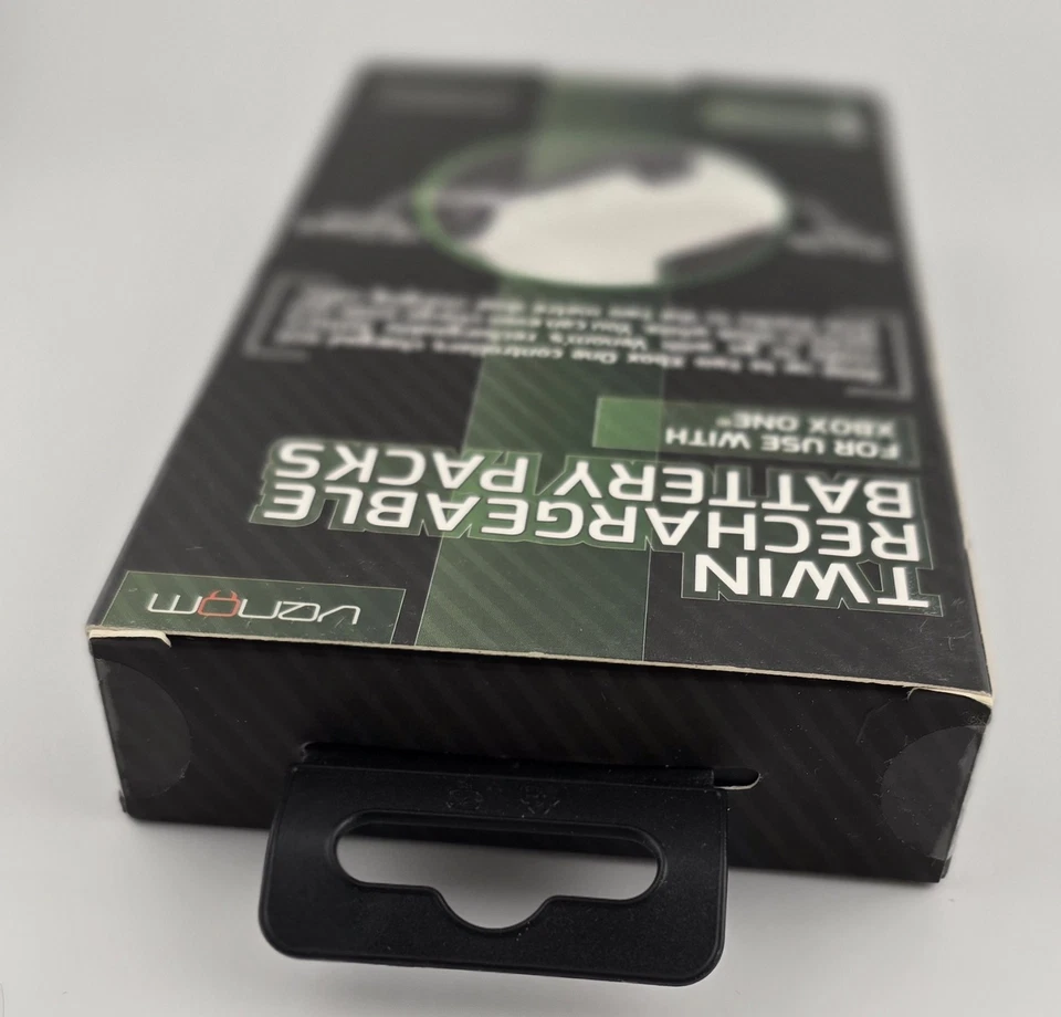 Venom VS2860 Twin Rechargeable Battery Packs for Xbox One Controller Pad - White - Image 3 of 3