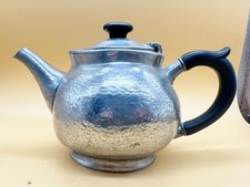 VINTAGE GEH&Auml;MMERTER ZINN TEEKANNE WASSERKOCHER MIT BAKELIT GRIFF DECKEL & AUSGUSS