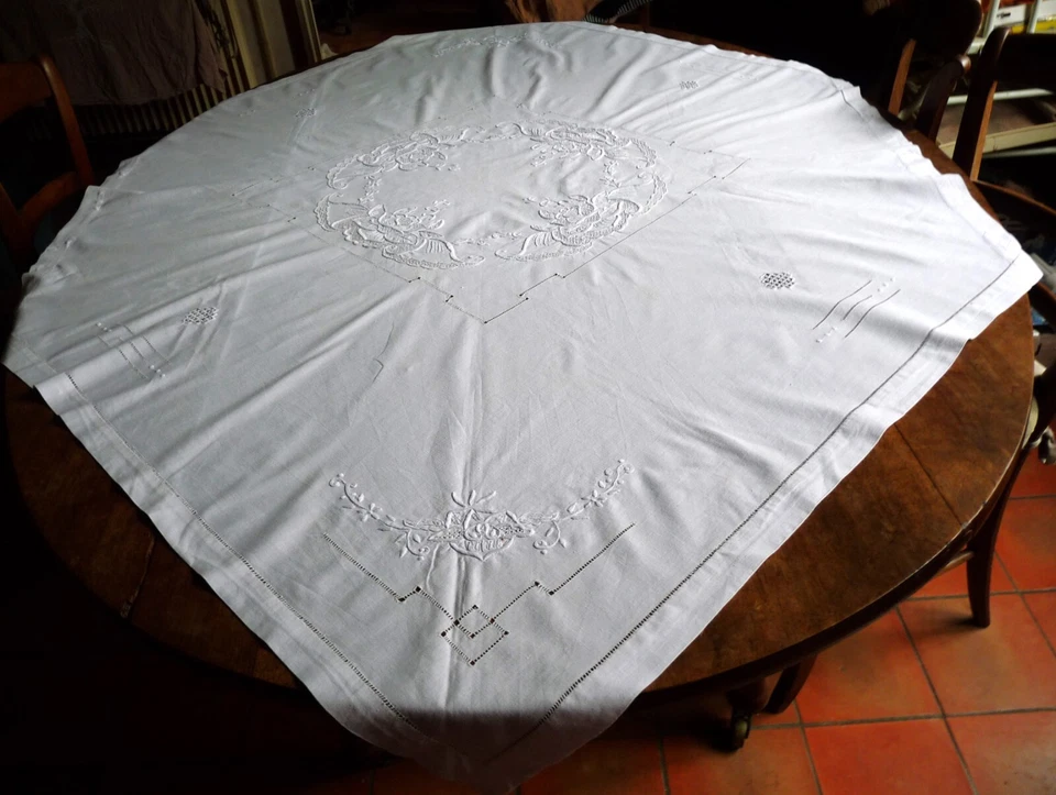 Nappe ancienne en métis fin blanc brodé/Broderie main fleurs jour 109,5/172,5 cm - Photo 2/4