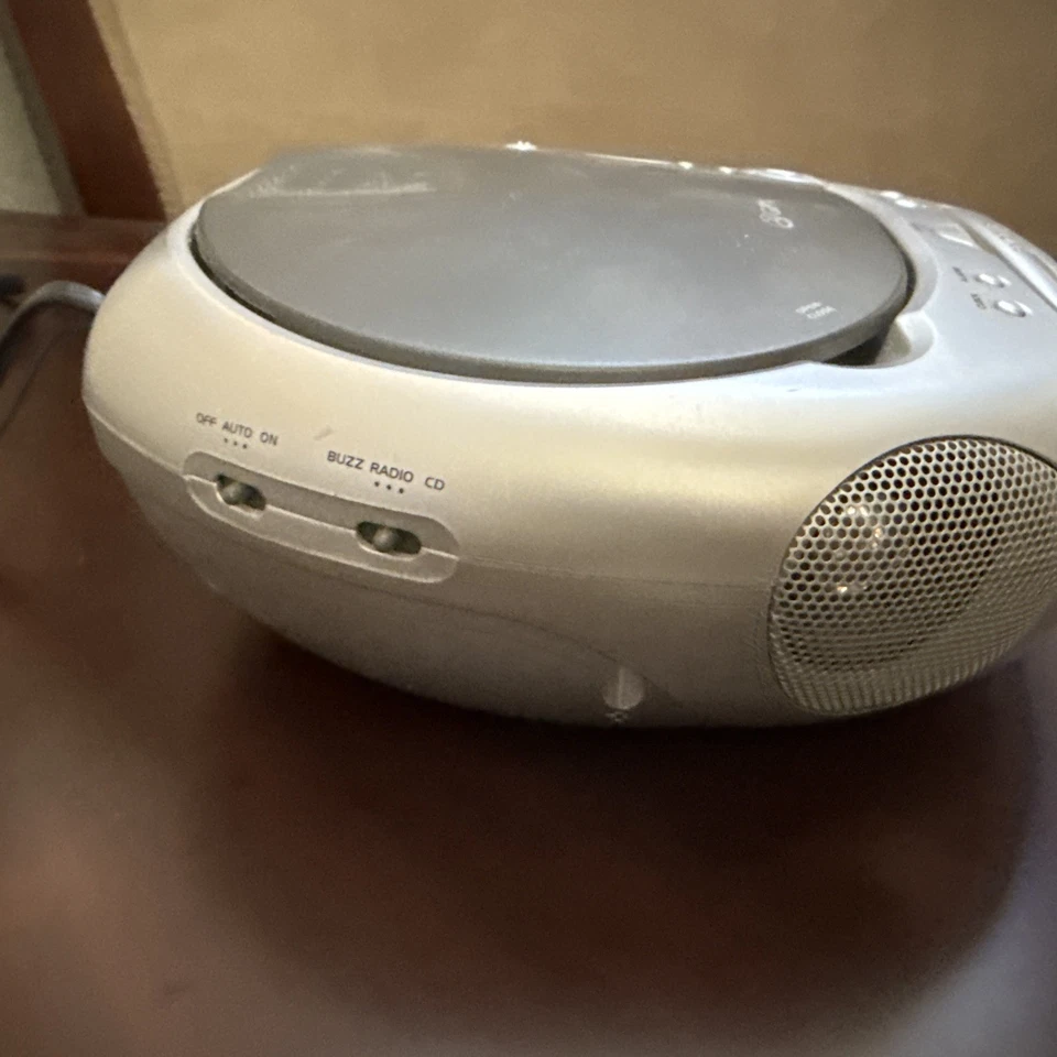 AM/FM Digital Clock Radio / CD Player Black & Silver GPX CRCD2806 - Image 4 of 4