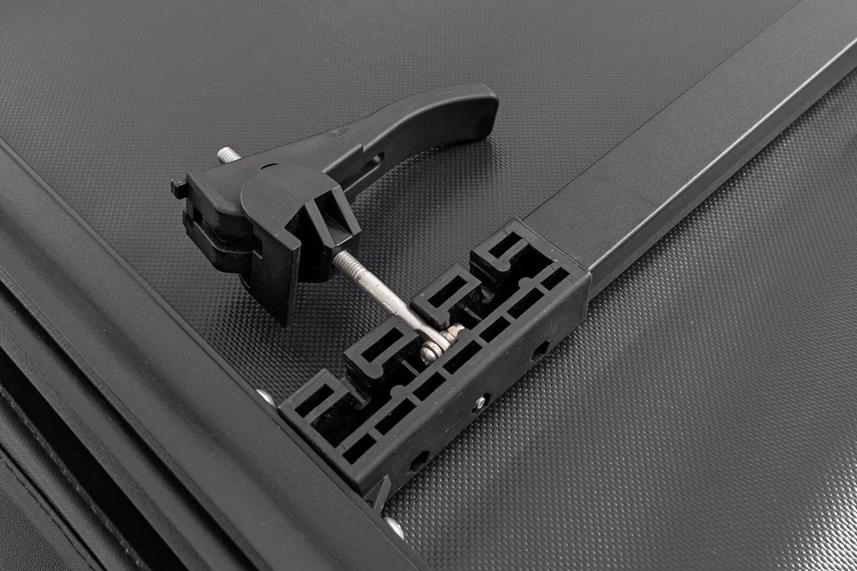 Cubierta de cama Rough Country suave triple plegable plataforma de 6'4" para Ram 1500/2500/3500 2010-2025 Foto 2 de 4