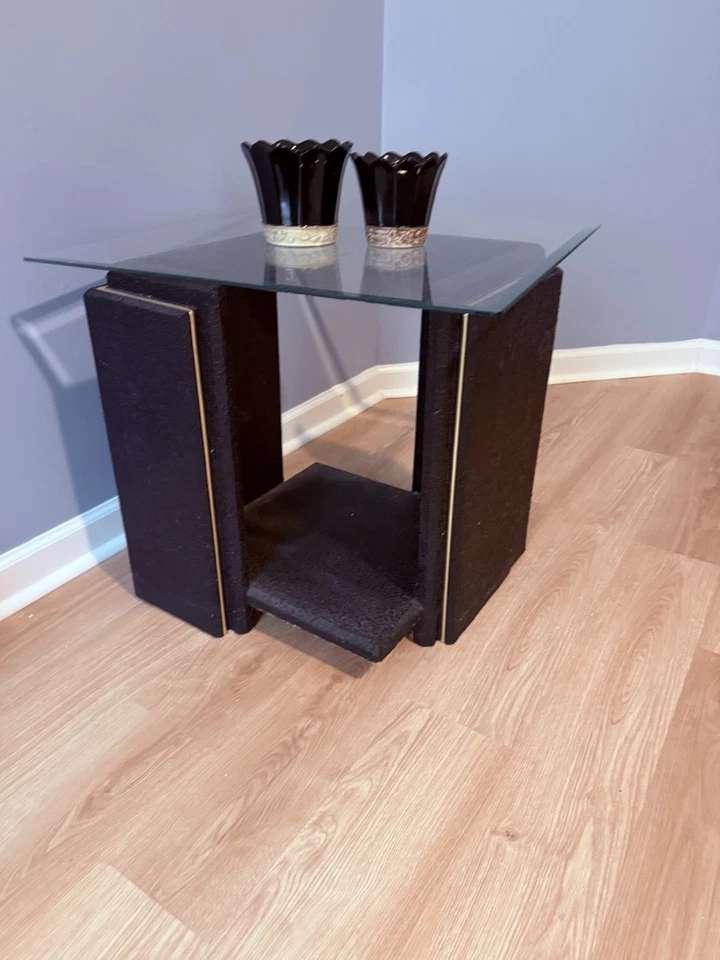 Mesas de centro vintage años 80 negras con adornos dorados con tapa de cristal Foto 2 de 2
