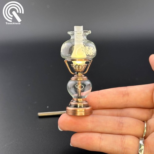 Casa de muñecas operación sin contacto escala 1:12 lámpara de aceite de pie luz LED miniatura - Imagen 19 de 30