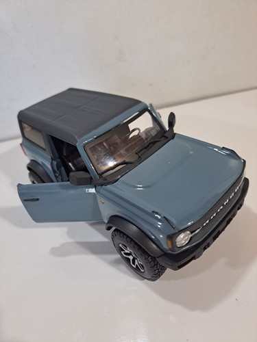 Maisto Die Cast 1/24 Scale Ford Bronco Badlands 2 Door SUV - Picture 8 of 12