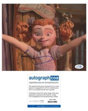 Elle Fanning "The Boxtrolls" AUTOGRAPH Signed 'Winnie Portley-Rind' 8x10 Photo