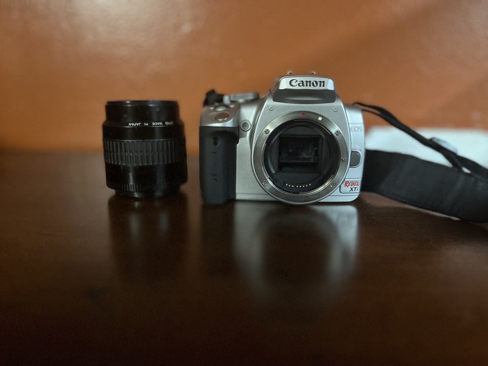 Canon EOS Rebel XTI 10.1MP DSLR Camera EF 50mm Lens Battery CF Card