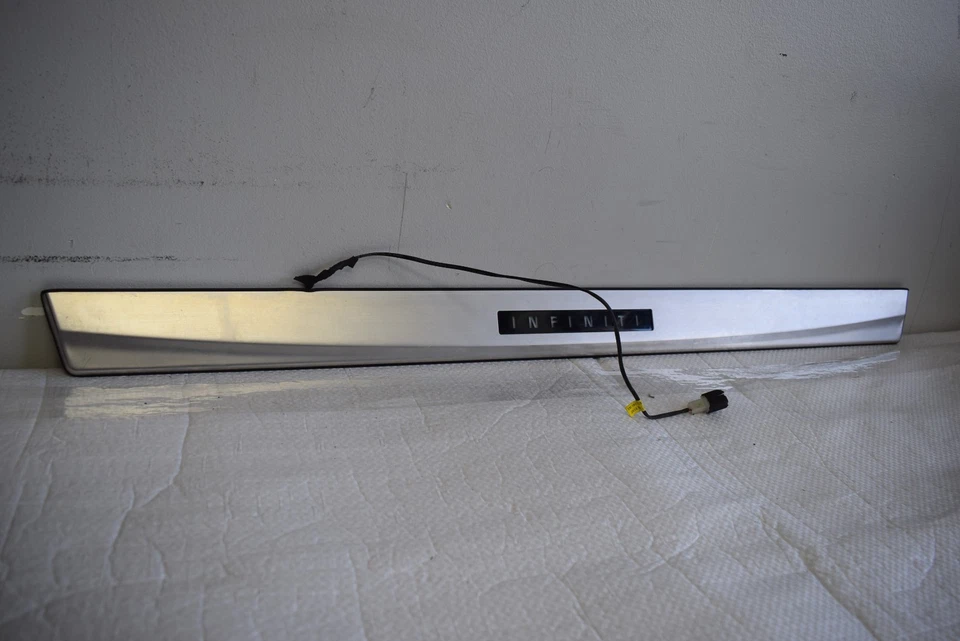 Infiniti M35 2006 2007 2008 placa de desgaste delantera derecha moldura de fábrica OEM Foto 2 de 4