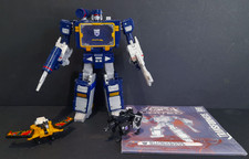 Transformers Legacy United Leader Soundwave figure W/ Buzzsaw & Ravage