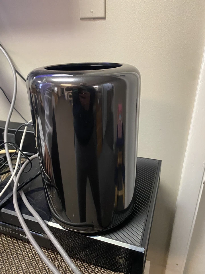 2013 MacPro 3.5GHz 6-Core 32GB RAM 1TB SSD AMD FirePro D500 A1481  - Image 3 of 4