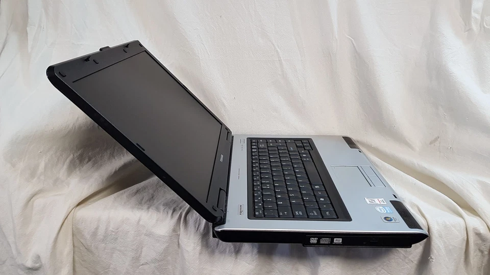 Toshiba equium l40-156 15.4" Laptop Intel Pentium Dual Core T2310 2GB No HDD - Image 2 of 4