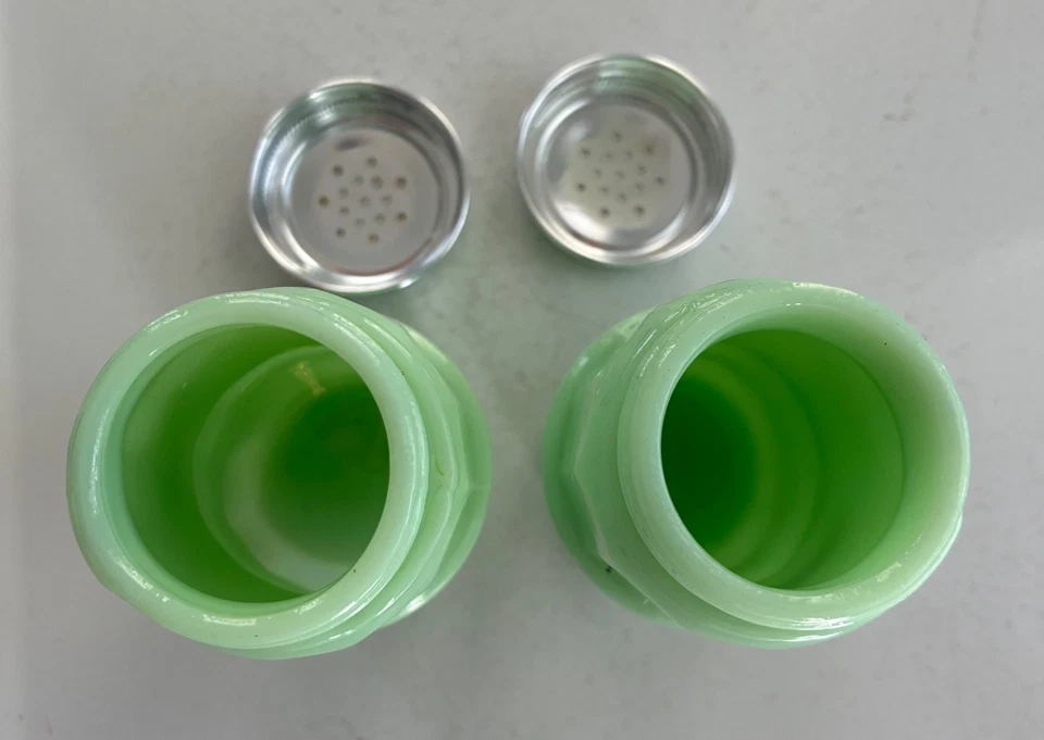 Rare Green Jadeite Depression Style Glass Salt & Pepper shakers - Image 3 of 4