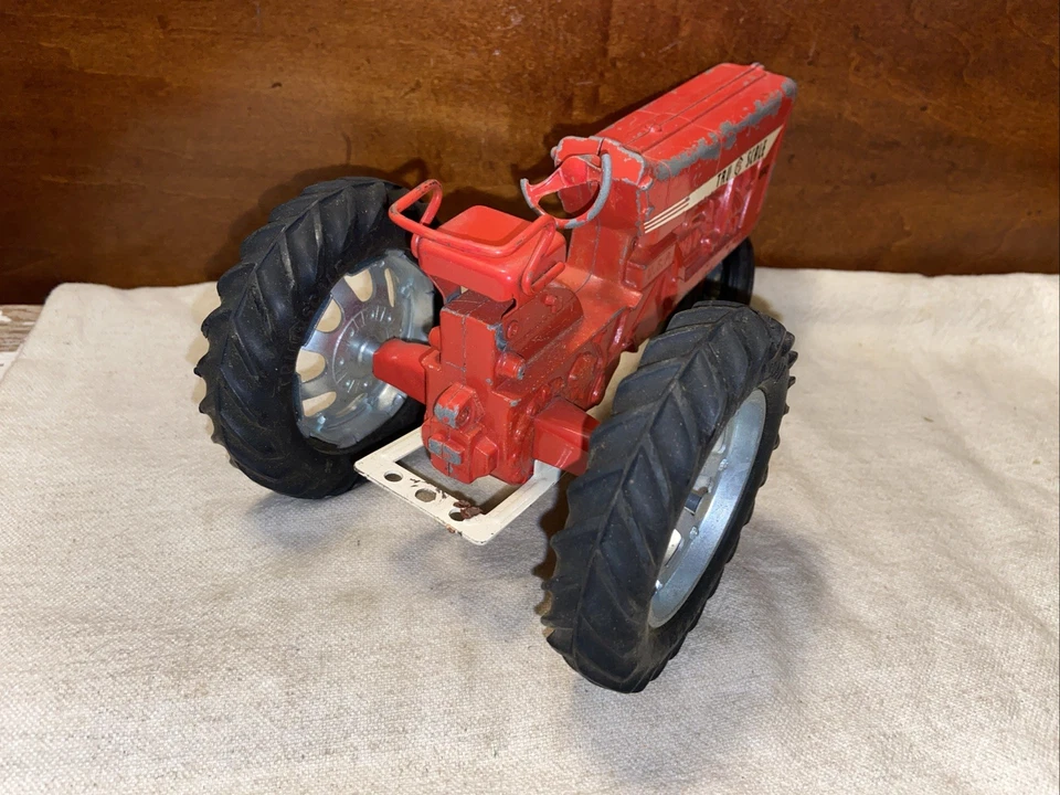 Vintage Red Diecast Metal 1:16 Tru Scale 890 Farm Tractor - Image 4 of 4