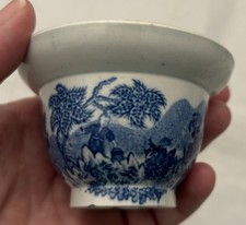 Ancienne tasse à thé chinoise en porcelaine bleue et blanche avec motif paysage