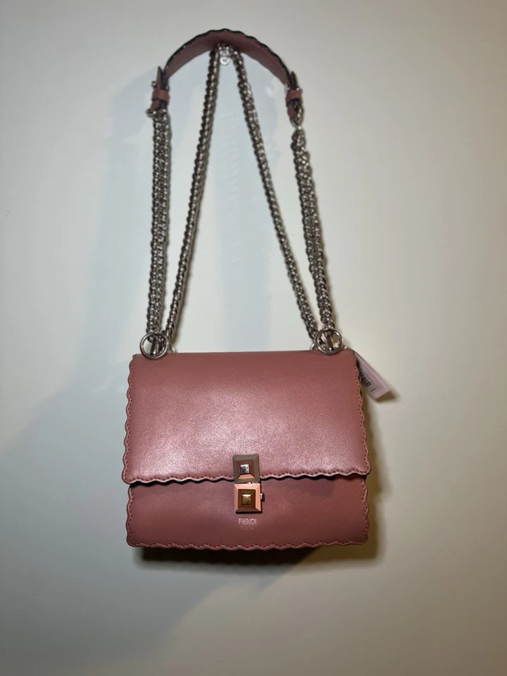 Bolso de hombro Fendi Kan I pequeño de cuero rosa con correa de cadena - Caja y bolsa antipolvo Foto 2 de 4