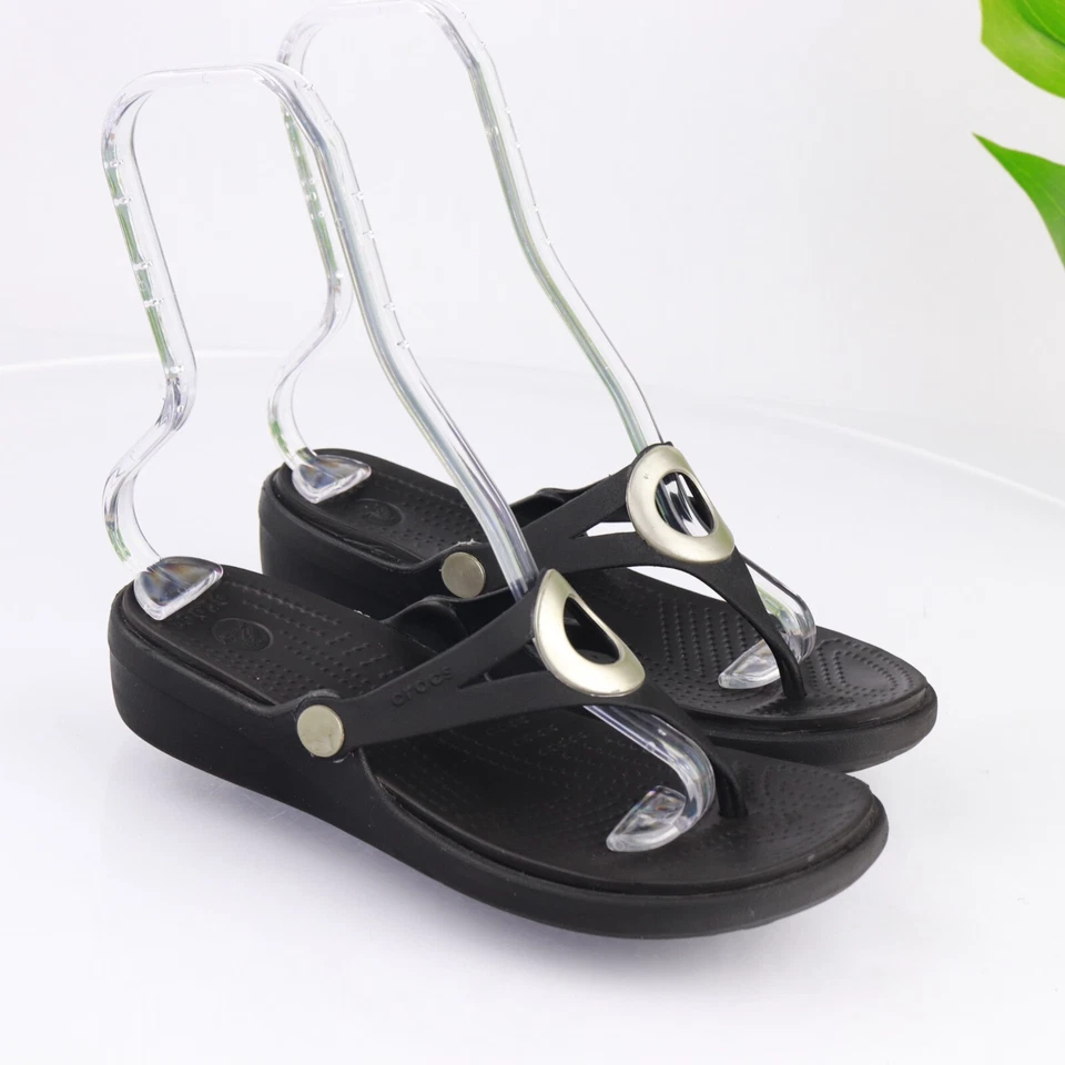 Sandalia Crocs Sanrah para mujer talla 8 negra tanga plateada círculo deslizable zapato chanclas Foto 2 de 4