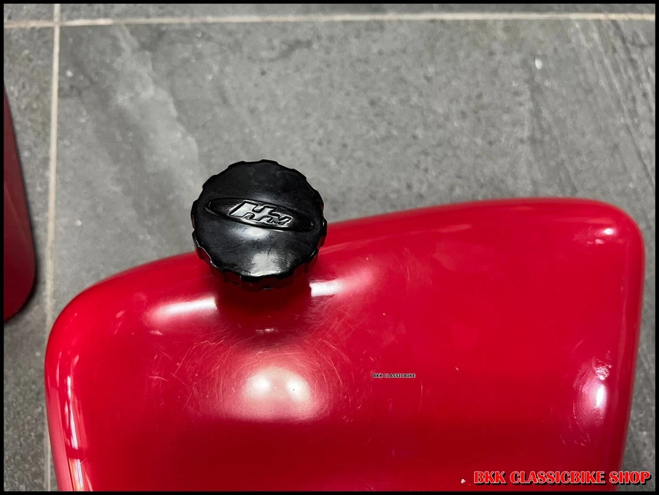 Cubierta lateral derecha y izquierda Honda C200 CA200 C201 CD90 + perilla de cierre roja nueva Foto 2 de 4