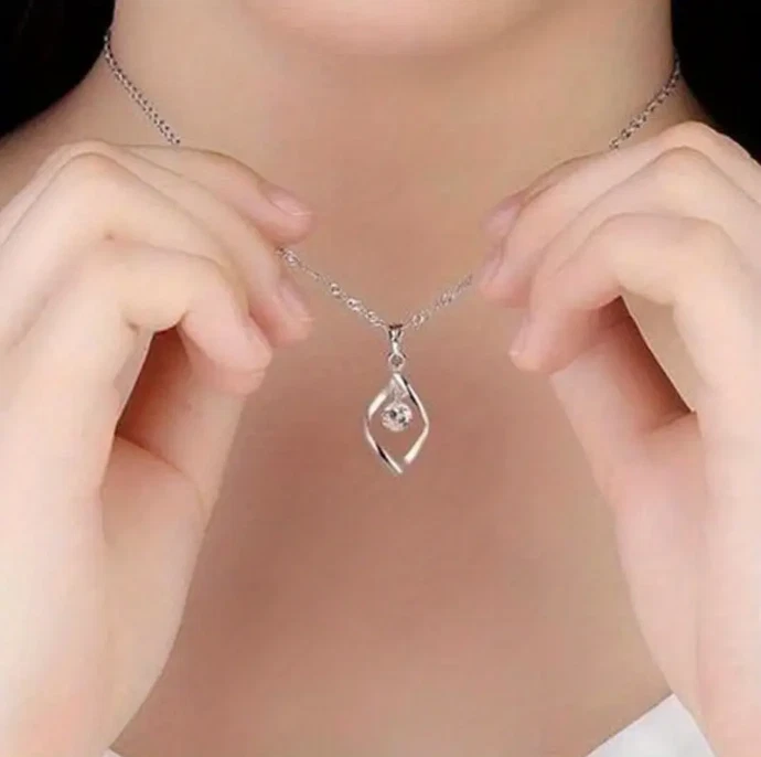 Collana da donna punto luce ciondolo con brillante placcato argento elegante - Immagine 4 di 4