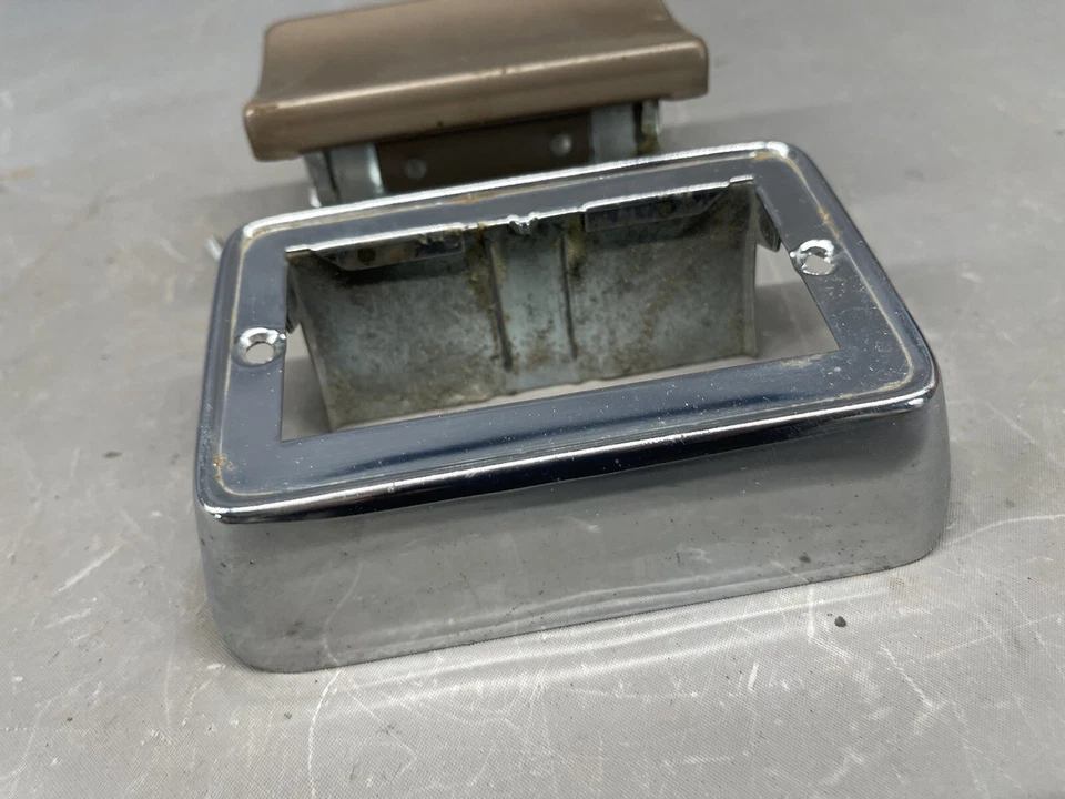 1961 - 1964 年福特 Galaxie 500 Marauder 座椅靠背烟灰缸烟灰缸装饰成型仪表板 — 第 2/4 张图片