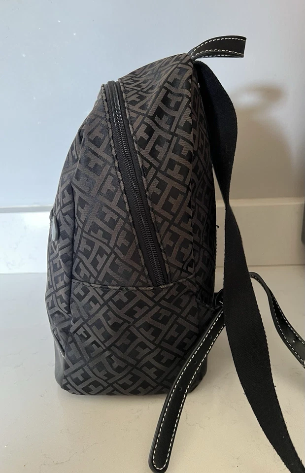 ✨ Tommy Hilfiger Mini Mochila Monedero Plata Logo Dije Elegante y Compacto ✨ Negro Foto 4 de 4