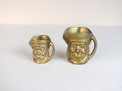 Zwei Vintage Miniture Metall Toby Krüge
