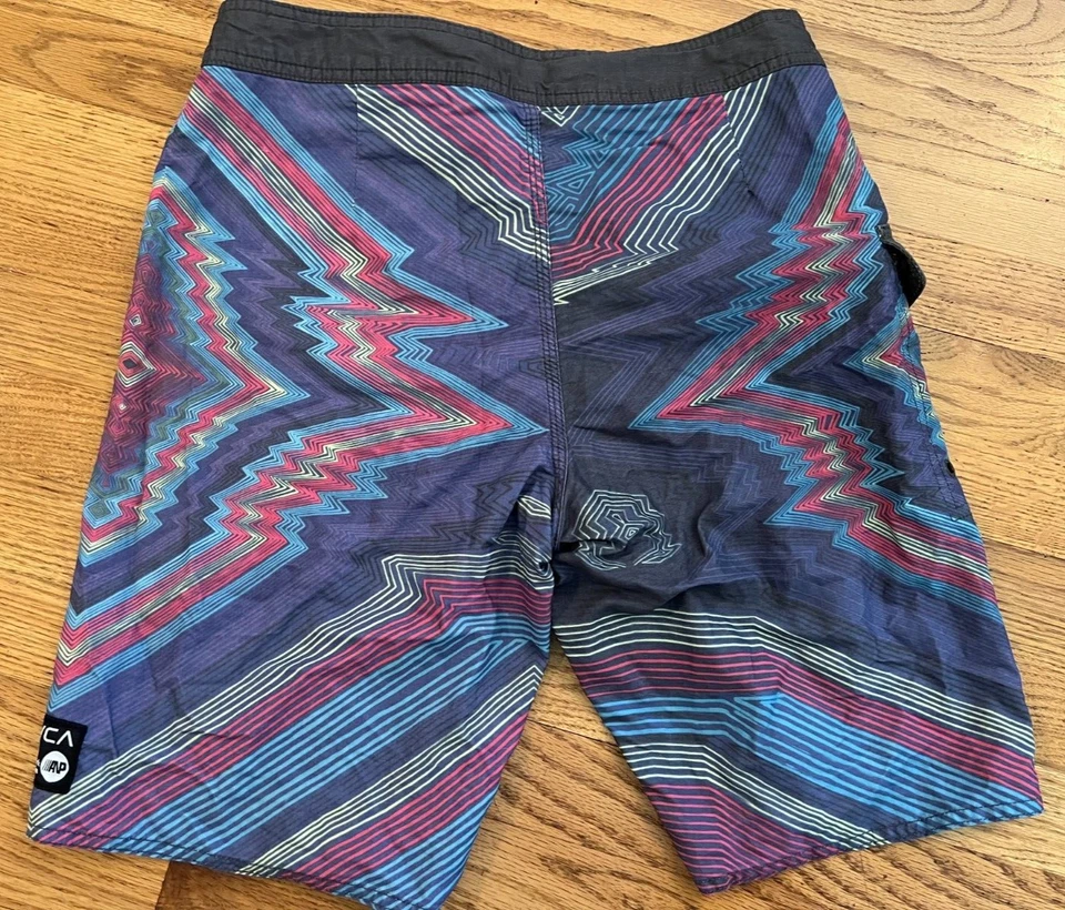 Pantalones Cortos de Natación RVCA Kelsey Brookes Serie Artista Geométricos Para Hombre Talla 30 Retro Surf Foto 2 de 4