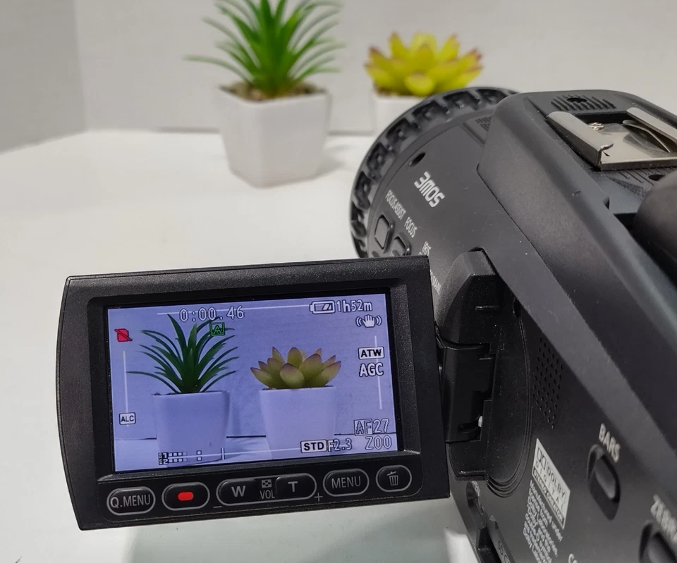 Panasonic AG-HMC40P HD AVCCAM Memory Card Camera-Recorder No Battery 351 Hrs - Image 2 of 4