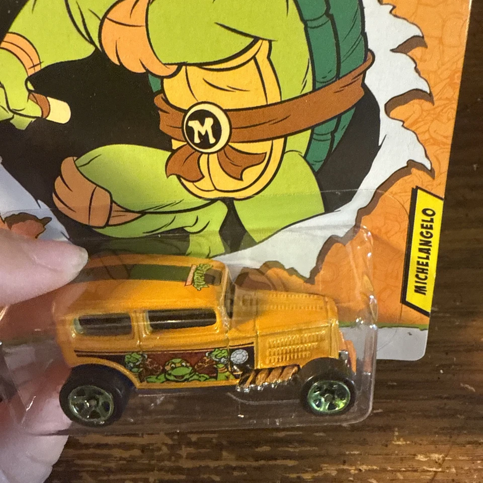 Hot Wheels TMNT 2020 - Midnight Otto Michellangelo (GJV11) 2/5 Foto 2 de 4
