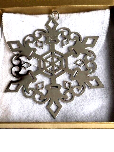 The Metropolitan Museum of Art. 2000 & 2001 Snowflake Ornaments - Picture 2 of 8