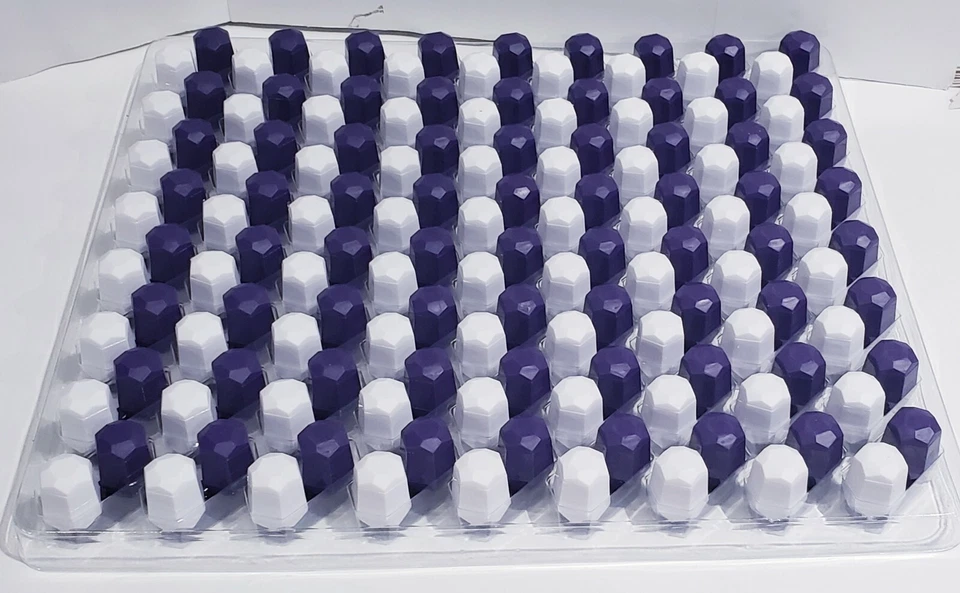 Salero y pimentero hexagonal blanco púrpura en bandeja de Alessi para juegos Delta 72 Foto 2 de 4