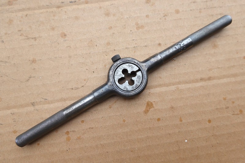 GTD  No. 1852 DIE HANDLE 1 ", 9 "L ,W/ 1/4-20 NC THREADING DIE