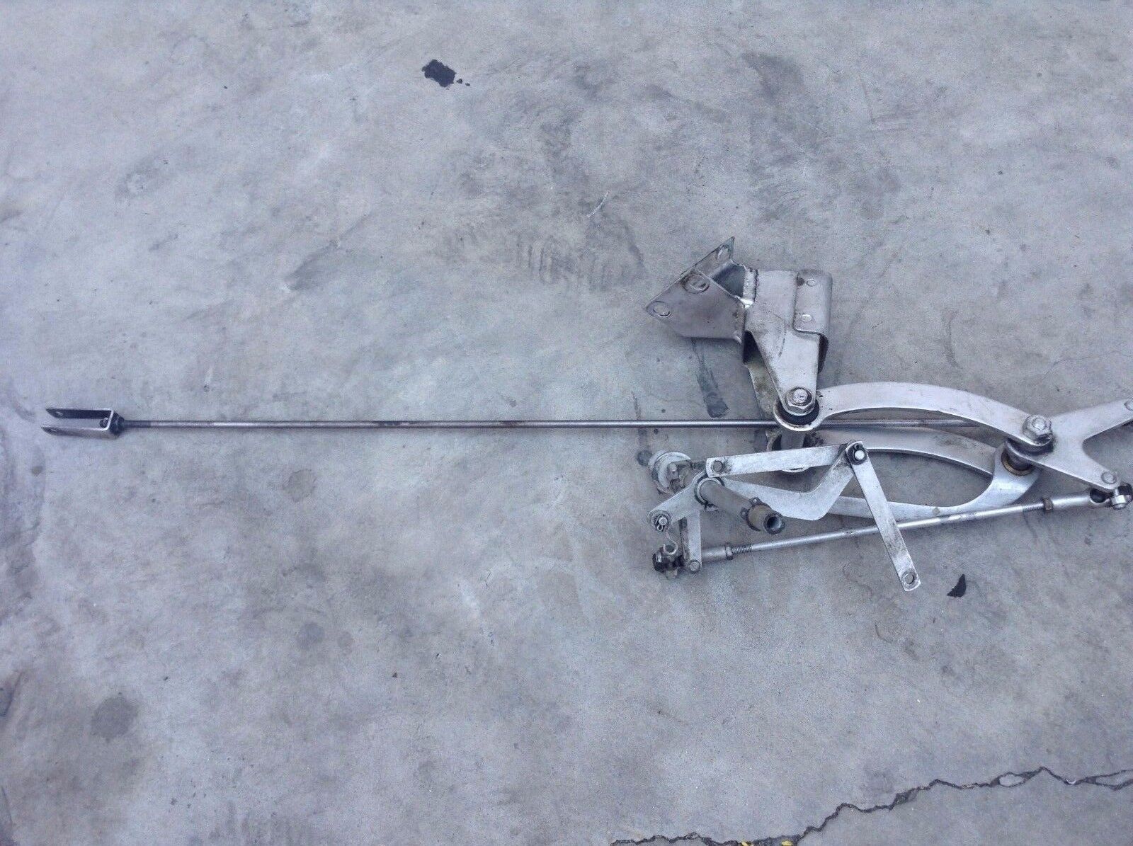 84 ROLLS ROYCE SILVER SPUR ACCELERATOR LINKAGE AT INTAKE MANIFOLD