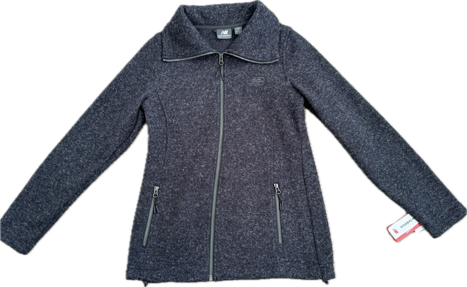 ЖЕНСКАЯ КУРТКА-СВИТЕР NEW BALANCE ИЗ ОВЕЧЬЕЙ ШЕРСТИ ТЕМНО-СЕРОГО ЦВЕТА, NBWJ8409-HC