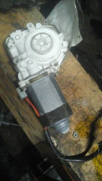 99 00 01 CROWN VICTORIA ELEVALUNAS IZQUIERDO MOTOR TRASERO  Foto 2 de 3