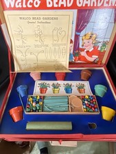 Rzadka antyczna skrzynia z koralików walco 1939.  Zawiera 3 różne zestawy