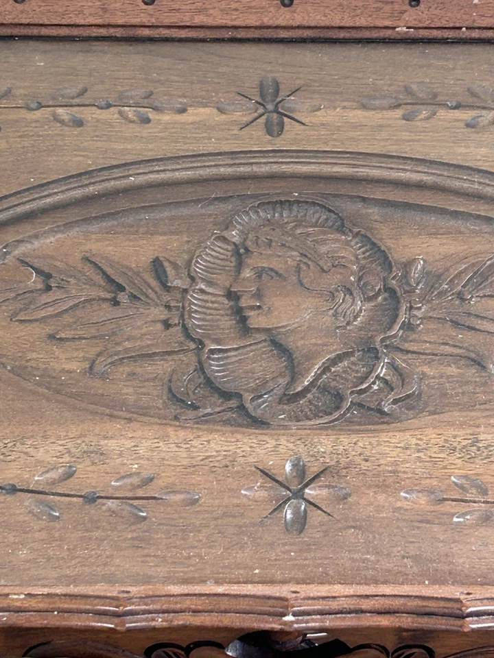 Mesa de centro estilo francés vintage con tapa de vidrio tallado en nogal Foto 4 de 4