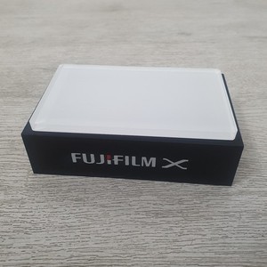 Offizieller Fujifilm Kamera oder Objektiv Display Ständer 4x8x13cm - G1