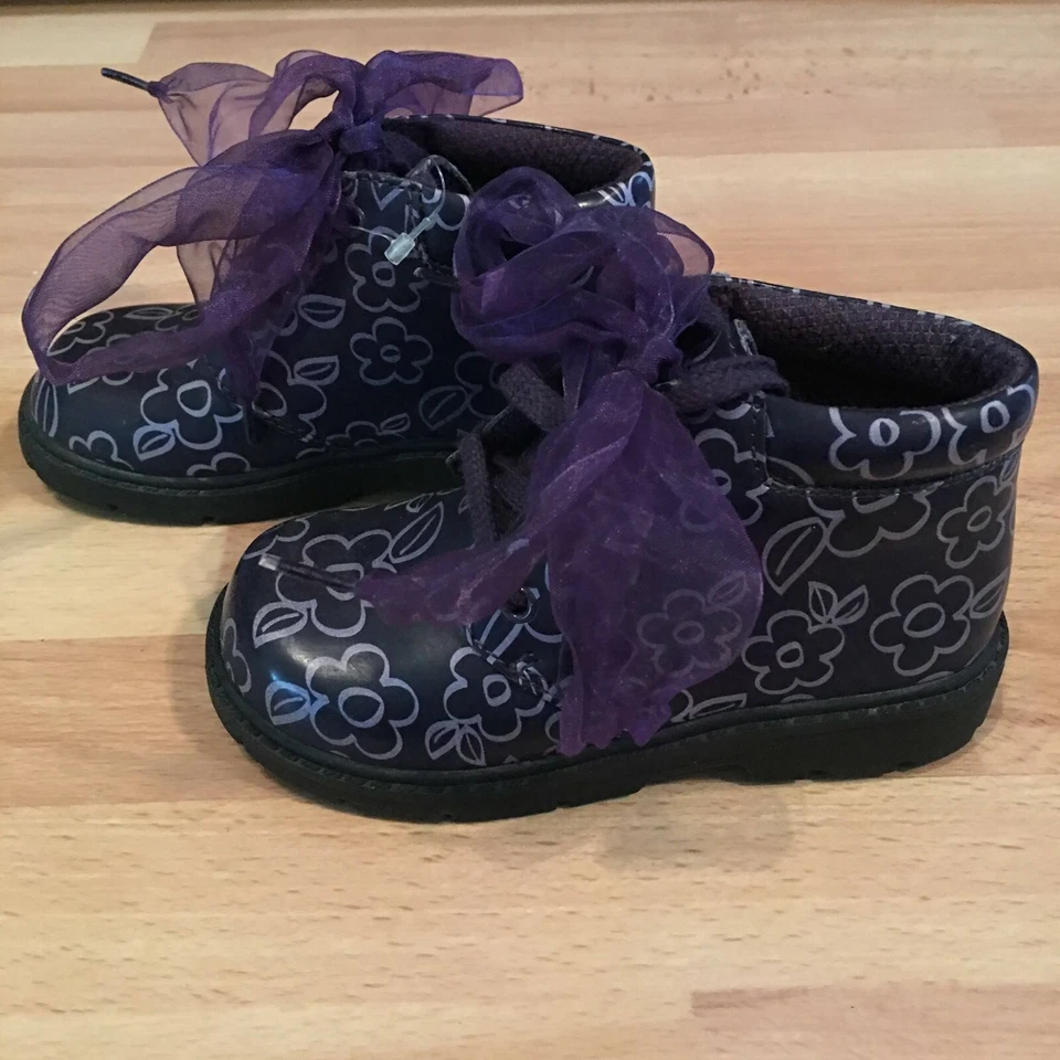 NUEVAS Botas Stride Rite Charol Púrpura Flores Talla Infantil 9.5 M ~ ¡ENVÍO GRATUITO! Foto 3 de 4