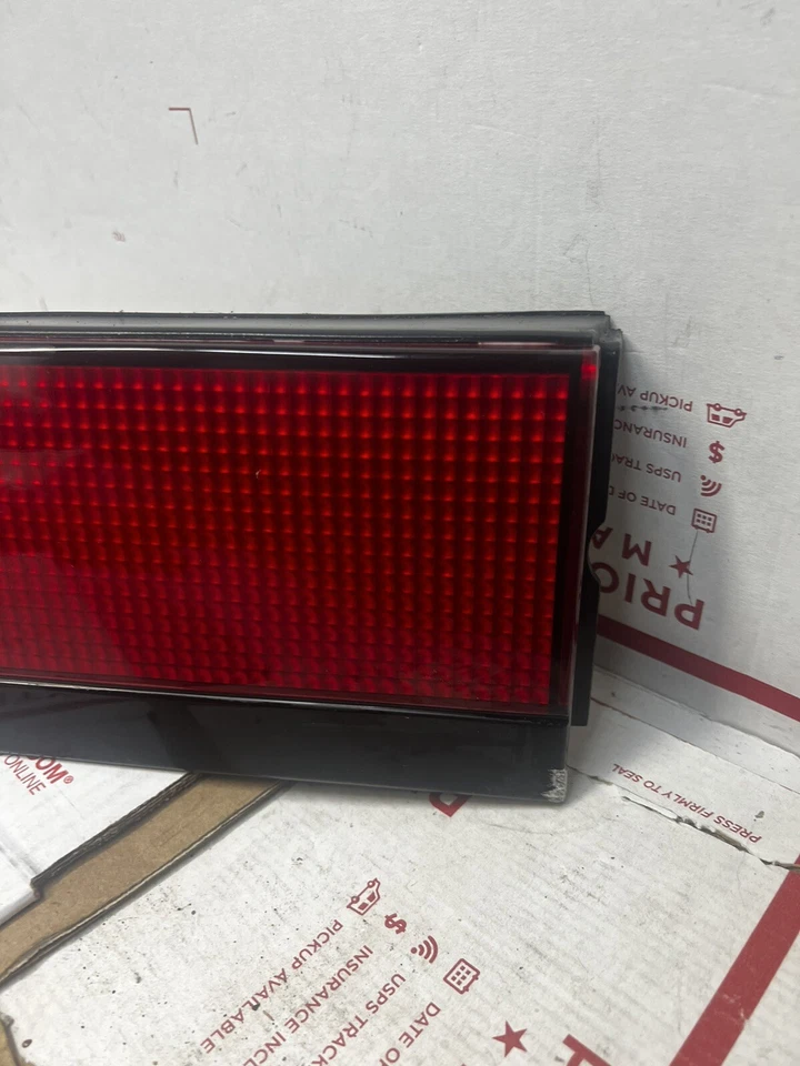 Panel de acabado de lámpara de luz trasera central Dodge Stealth 91-95 OEM usado Foto 4 de 4