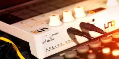 IK Multimedia UNO Drum Ultra-Portable Analog/PCM Drum Machine