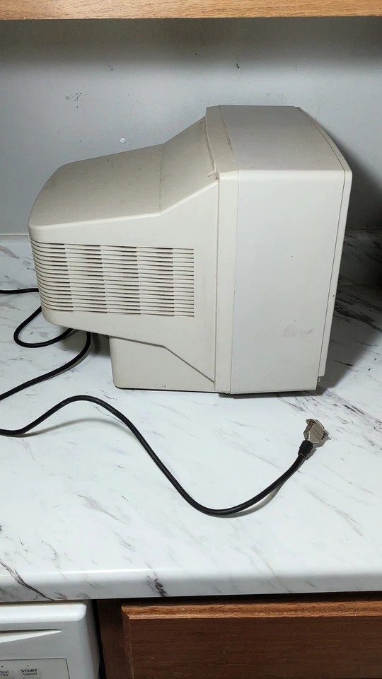 "Monitor color CGA vintage Tandy 13"" modelo CM-11 encendido (sin probar)" Foto 4 de 4