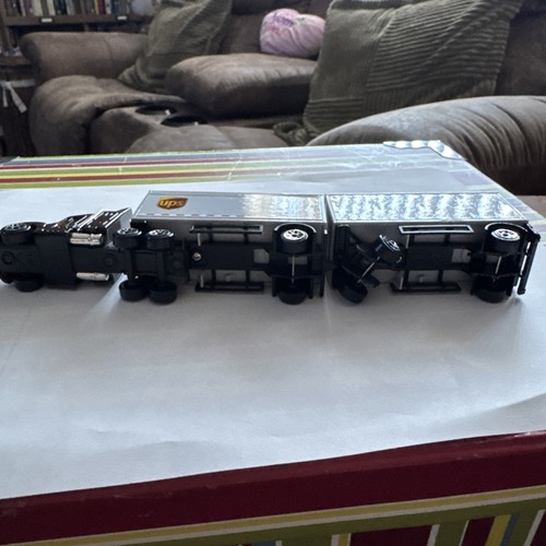 UPS 8" Tractor w Double Tandem Truck Trailer Realtoy Daron Toys Diecast A - Picture 7 of 7