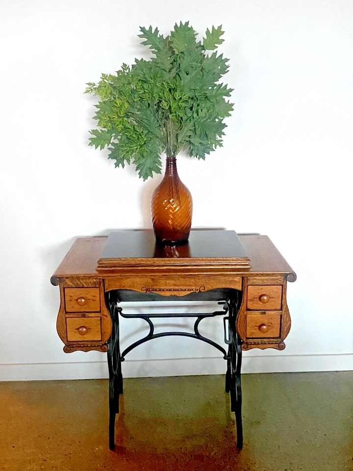 Antigua mesa de almacenamiento de roble con compartimentos únicos y 5 cajones Foto 2 de 4