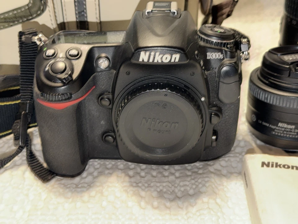Nikon D300S 12.3 MP Digital SLR Camera Bundle with AF-S 18-200mm & 35 mm Lenses - Image 2 of 4
