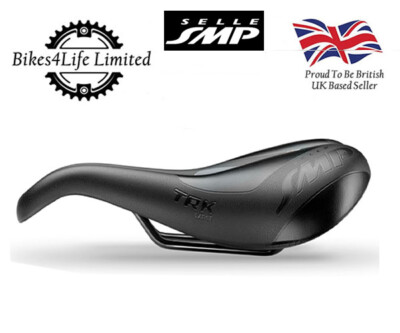 Selle SMP TRK Large – Ergomique, 272x177 Mm, 410 G, Canal Central, Nez Tombant, Housse Velours, Fabriqué En Italie