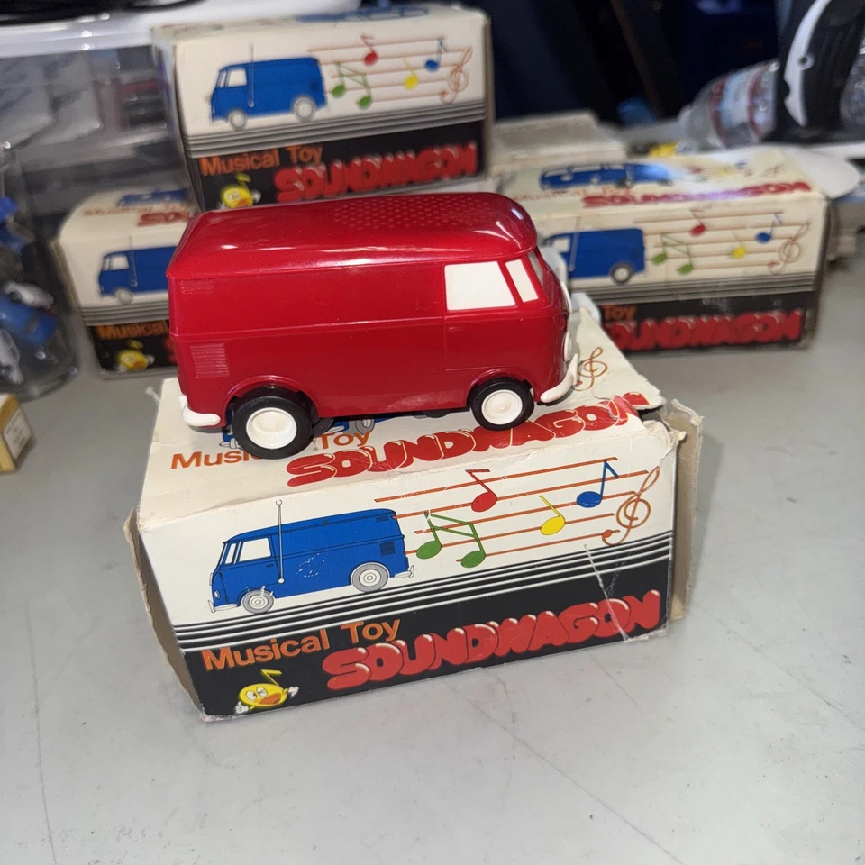 Vintage Tamco 1970s Red SOUNDWAGON VW Bus Record Player w/Box  - Image 3 of 4