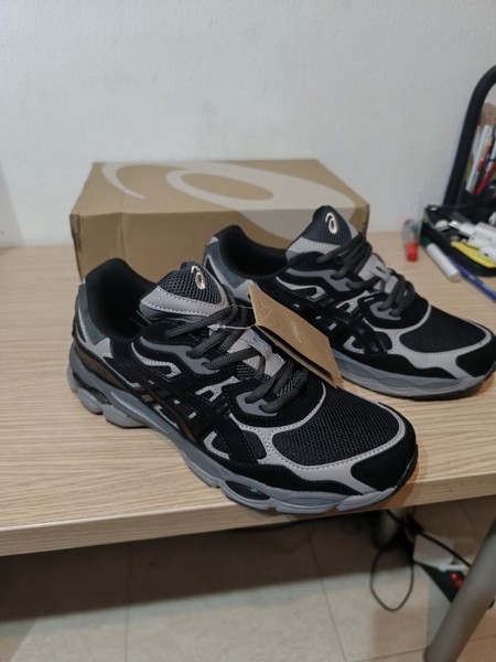 Asics Gel Nyc talla 44 nuevos sin usar con la etiqueta negras y grises