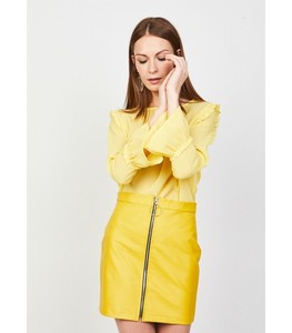 blusas con volantes en los hombros