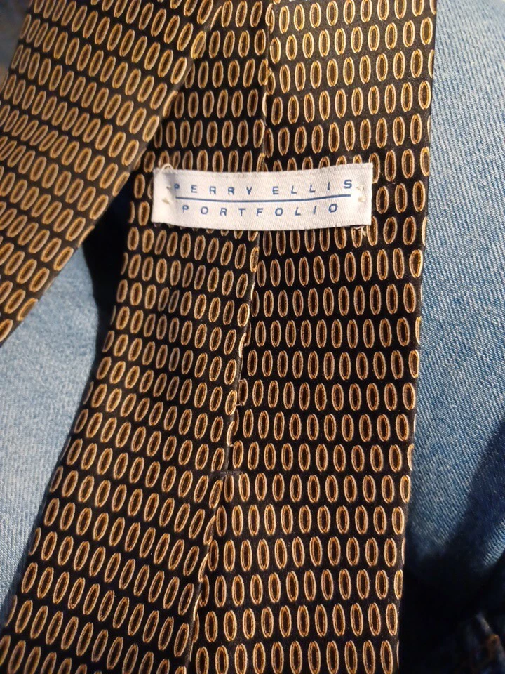 Corbata Portafolio Perry Ellis 100% Seda Negra y Dorada 4" Hecha en EE. UU. Foto 3 de 4