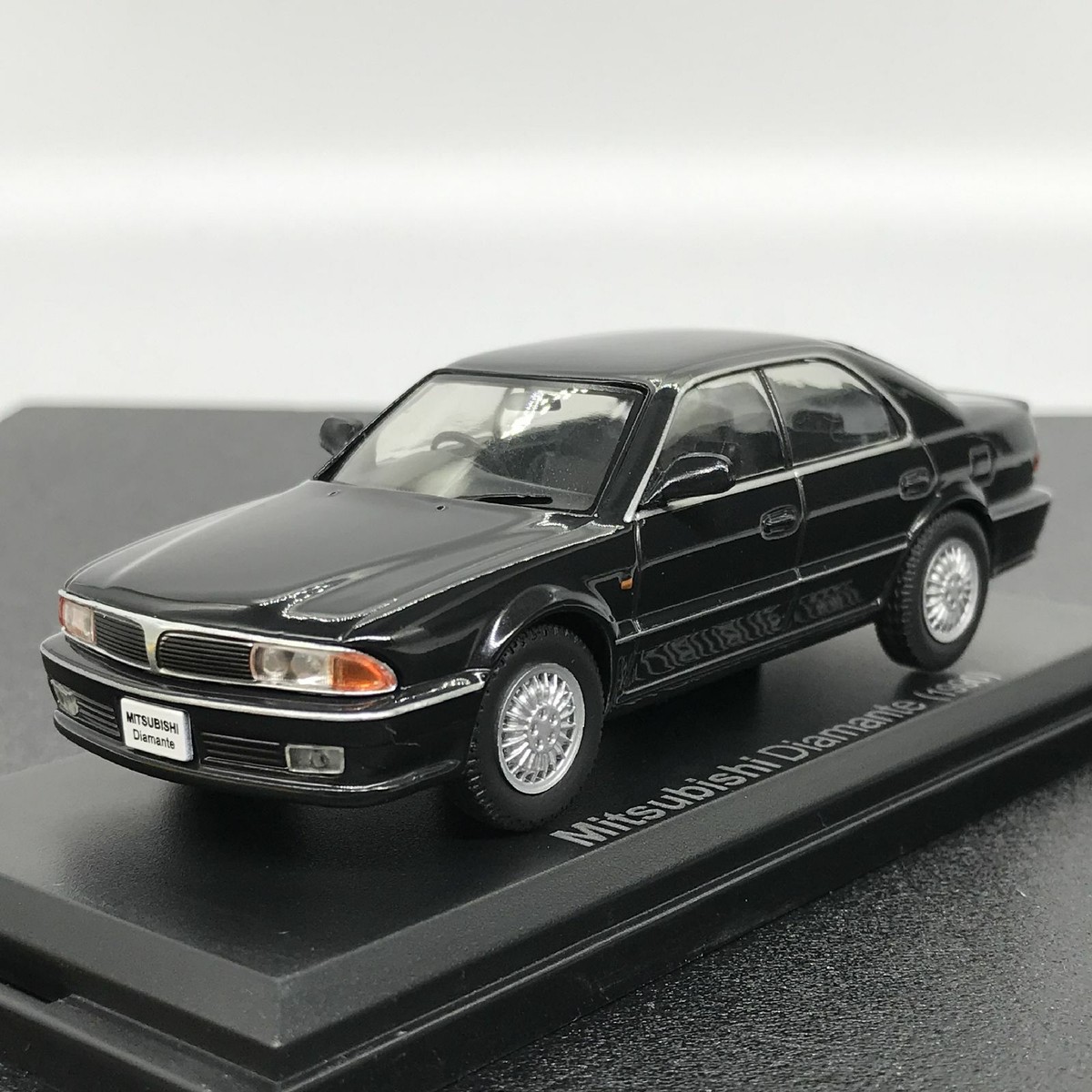 Mini Car Mitsubishi Diamante 1990 1/43 Scale Box Display Diecast