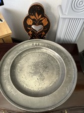 GROSSES ZINN LADEGER&Auml;T/TELLER MIT DEN BUCHSTABEN AUF DER VORDERSEITE (C V C)